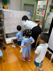 2021_summer_phonics_programme_Yan_Oi_Tong_PHC_Kindergarten_students_alphabet_recognition_reach.org.hk