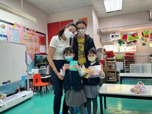 Yan_Oi_Tong_Pang_Hung_Cheung Kindergarden_English_books_donation_20211213_reach.org.hk